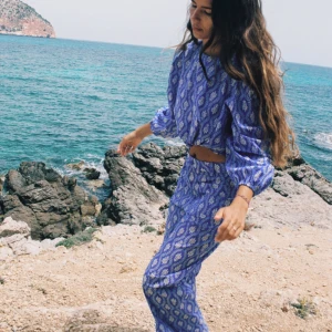 Oanvänt Set med byxa och topp - Så fint set, som är helt oanvänt med lapparna kvar. Köptes för cirka 1000kr