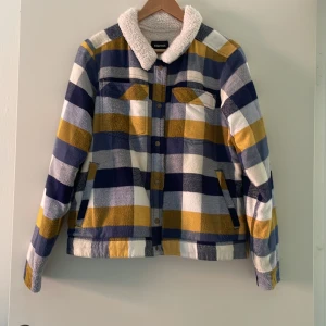 Fodrad höst/vinterjacka - En höst/vinterjacka köpt på Naturkompaniet. Använd en vinter. Fodrad på insidan. 