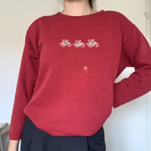 Teddy tröja - Söt sweatshirt med broderade teddybjörnar på, har en färgfläck