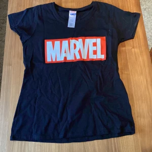 Marvel t-shirt - Säljer en helt oanvänd marvel t-shirt. Är ett stort fan av Marvel så jag beställde dennna tröja men när den kom så var den för liten.❤️