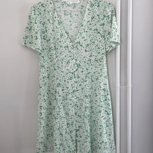 Somrig miniklänning, strl M-L - Säljer den här jättehärliga sommarklänningen från Mango, storlek L men skulle säga mer som en M. Köpt nyligen här i Plick men säljer pgav tyckte den var för kort för mig. 