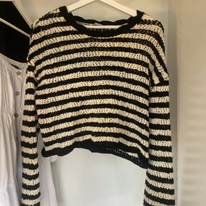 Stickad tröja  - Super söt ”bred” stickad tröja från stradivarius! Medel lång och har lite vidare ärmslut!❤️