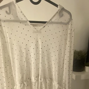 Prickig klänning - En jättefin prickig klänning från even&odd!🌸 aldrig använd, så därför vill jag sälja den!