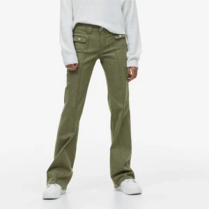 Populära hm byxor - Säljer nu mina superpopulära hm byxor! I princip helt slutsålda i alla storlekar! Har endast använts 1 gång och är i superfint skick. Storlek 38 och passar mig perfekt som är 174 cm! Buda från 500kr! Skriv för bättre bilder🫶🏼