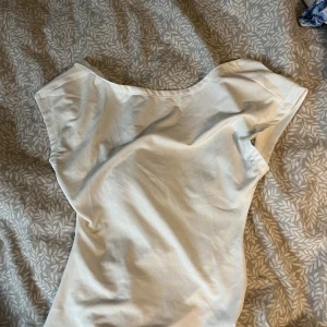 Vit T-shirt med öppen rygg - Vit T-shirt med öppen rygg från shein. Aldrig använd 