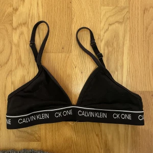 Bralette - Bralette från Calvin Clein❤️🥰🚨Kom privat för bilder hur den sitter på🚨 (nyskick!!, nypris 400kr)