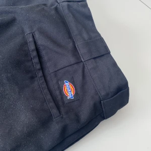 Dickies 874 Original fit - Säljer dessa orörda dickies byxor (874) i svart. Inte använda mer än en testgång och överlag skönt material. Nypris runt 750kr Size: 34/30 Skriv gärna vid intresse/frågor eller bud!
