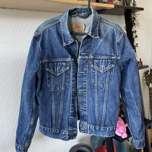 Vintage Levis jacka  - Min farmors gamla vintage Levi’s jacka från 70-talet! Står storlek L men skulle säga att den är mer M. 