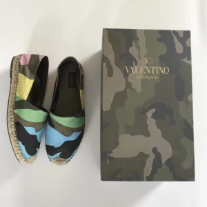 Valentino Garavani Espadrilles - Helt nya och oanvända espadrilles från exklusiva Valentino Garavani. Storlek 41, passar även 42. Alla original tillbehör medföljer, låda, dustbag etc. Nypris: 6000 kr.