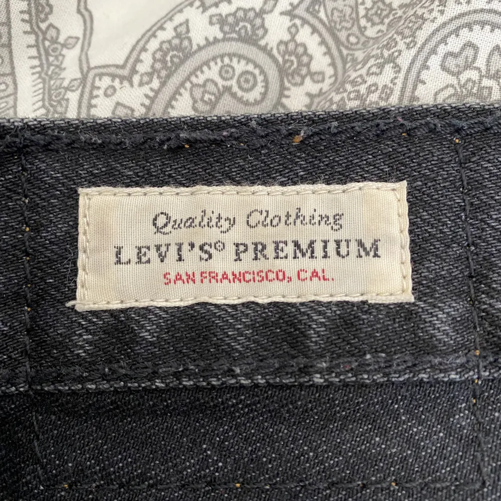 Jättefin svart jenas kjol från Levis. Knappt använd och inga defekter alls. Köpt för 600 kr.. Kjolar.