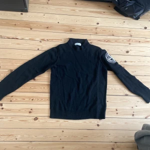 Stone island kofta - Den är i junior storlek 170 men i vuxen storlek xs man. 