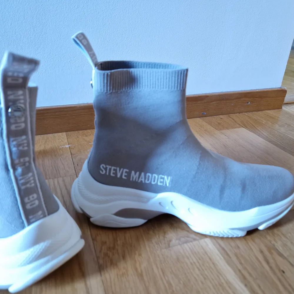Steve Madden Sneakers - Master  Använda max 1 gång till närmsta affär. Super sköna men har 3 par och använder tyvärr inte dessa lika mycket. Jätte sköna att ha på sig! . Skor.