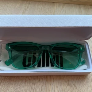 CHIMI AQUA solglasögon  - Chimi solglasögon i en jätte fin grön/turkos färg. Säljer eftersom jag inte använder dem så mycket längre. Har små defekter som syns på bild tre💕 därför säljer så billigt. Jätte fina till sommaren! Vid köp får man även skal, förvaringspåse och allt annat💕