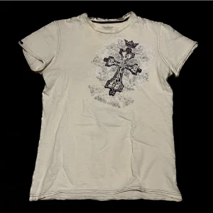 Y2K t shirt  - Så snygg Y2K t shirt med coola detaljer! 😍