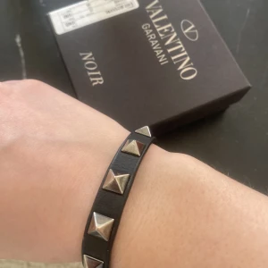 Valentino armband - Säljer mitt valentinoarmband med silvriga nitar! Nypris: 2995kr men säljer för 800kr då den har fått en defekt.