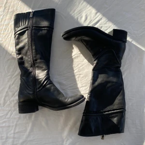 Snygga stövlar läder  - Skitsnygga stövlar i läder med kortare klack. Storlek 40 (kan passa mindre med sula).  I princip oanvända (se bild 3 för bild på sulan). Köps via Swish eller köp nu 💋