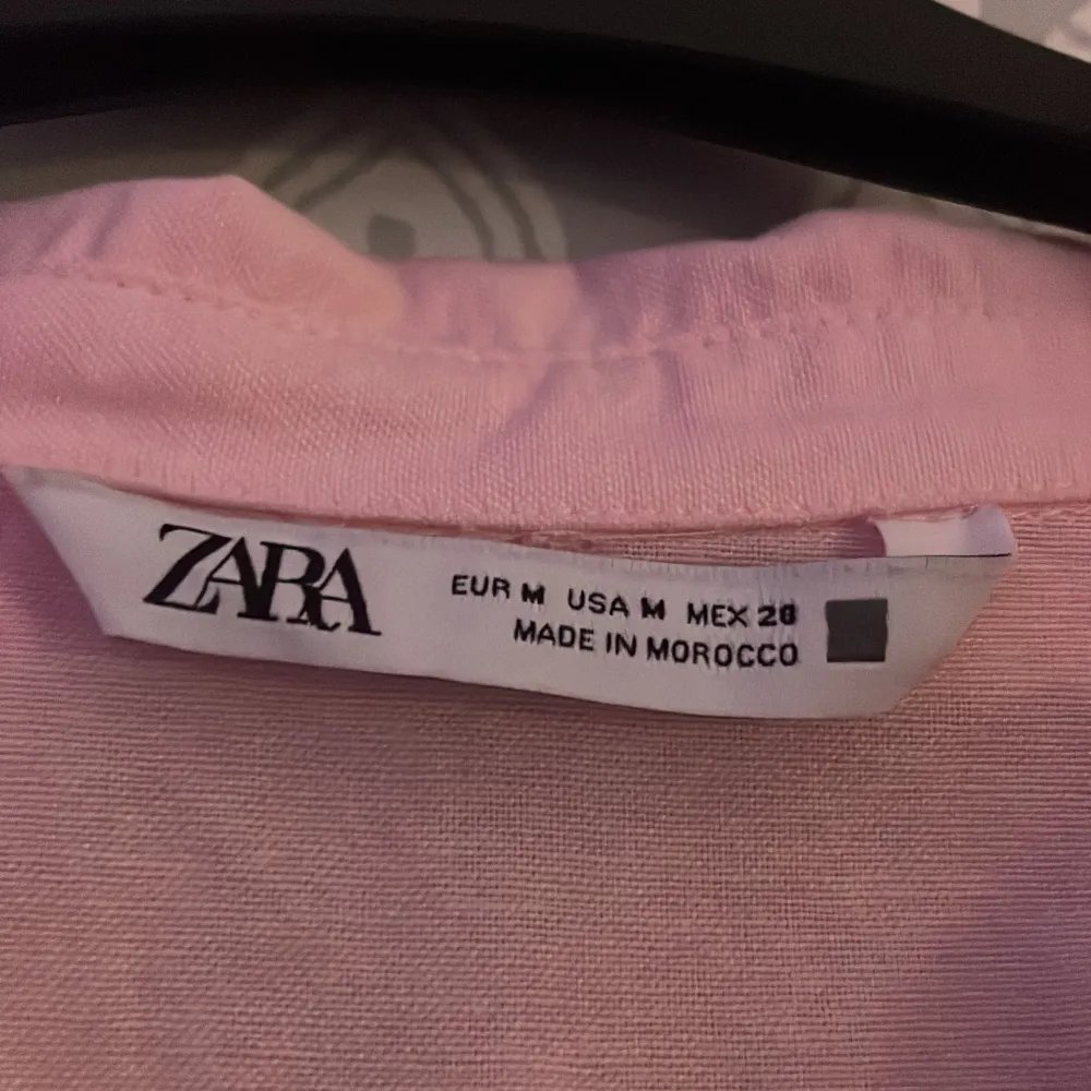 En jätte fin rosa klänning från Zara! Den är i storlek M men skulle säga att den passar Xs och S då den är en liten M! Den är bara använd 1 gång då den är lite lite för kort för min smak. Men absolut inget fel på den💓. Klänningar.