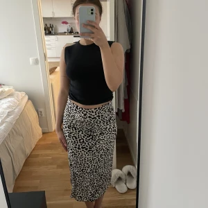 Kjol - Säljer denna fina mönstrade kjolen.