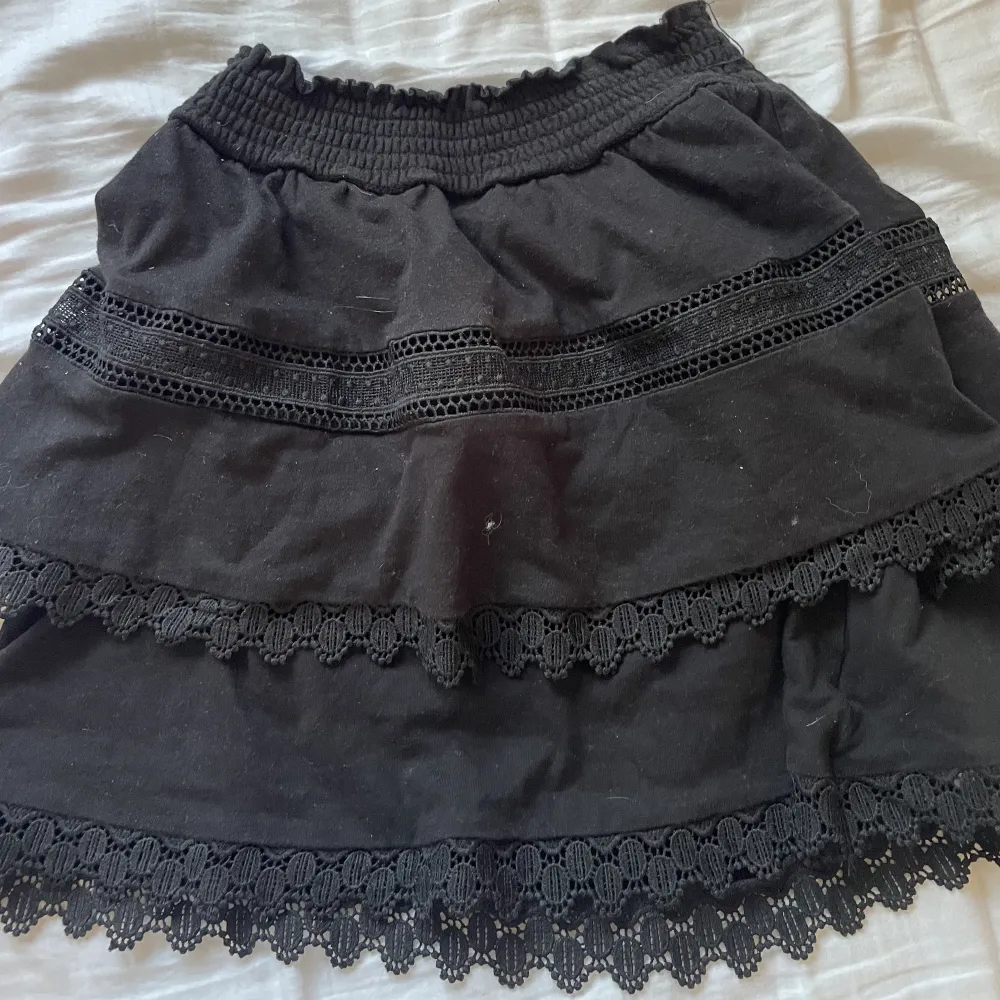 Säljer denna söta somriga kjolen ursprungligen från Gina tricot som inte kommer till användning 🌻🫶🏼kjolen är i fintskick. Kjolar.