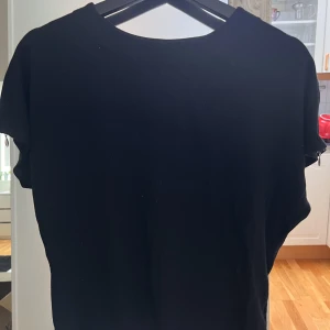 Svart tröja  - Svart skön tröja från Swesco Dragkedjor på ärmarna Stlk S/M 