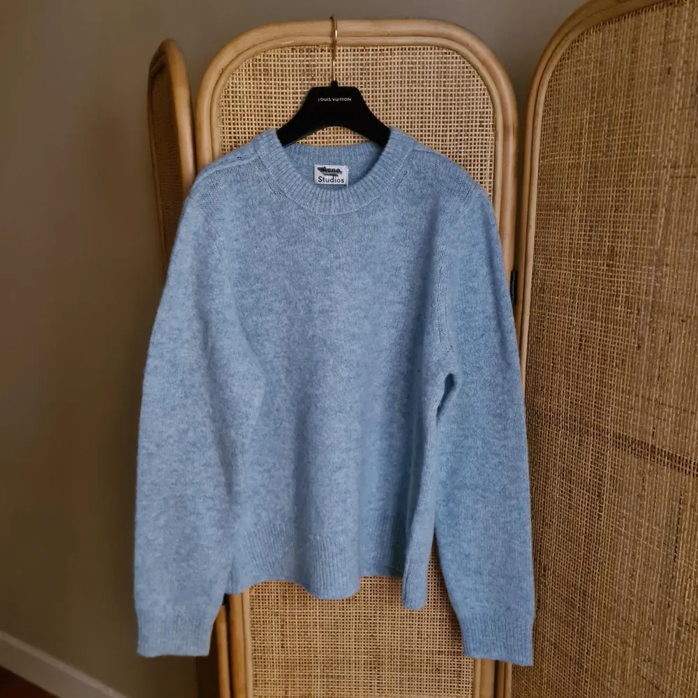 Acne Studios wool jumper in new condition. Beautiful light blue melange colour. Mark in label made before purchase, bought at sample sale. Lovely quality and fit. Tröjor & Koftor.