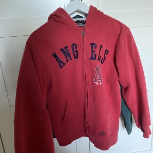 Zip hoodie - Jättesnygg zip hoodie. Barnstolen men passar mig som har S vanligtvis. Köparen står för frakten 