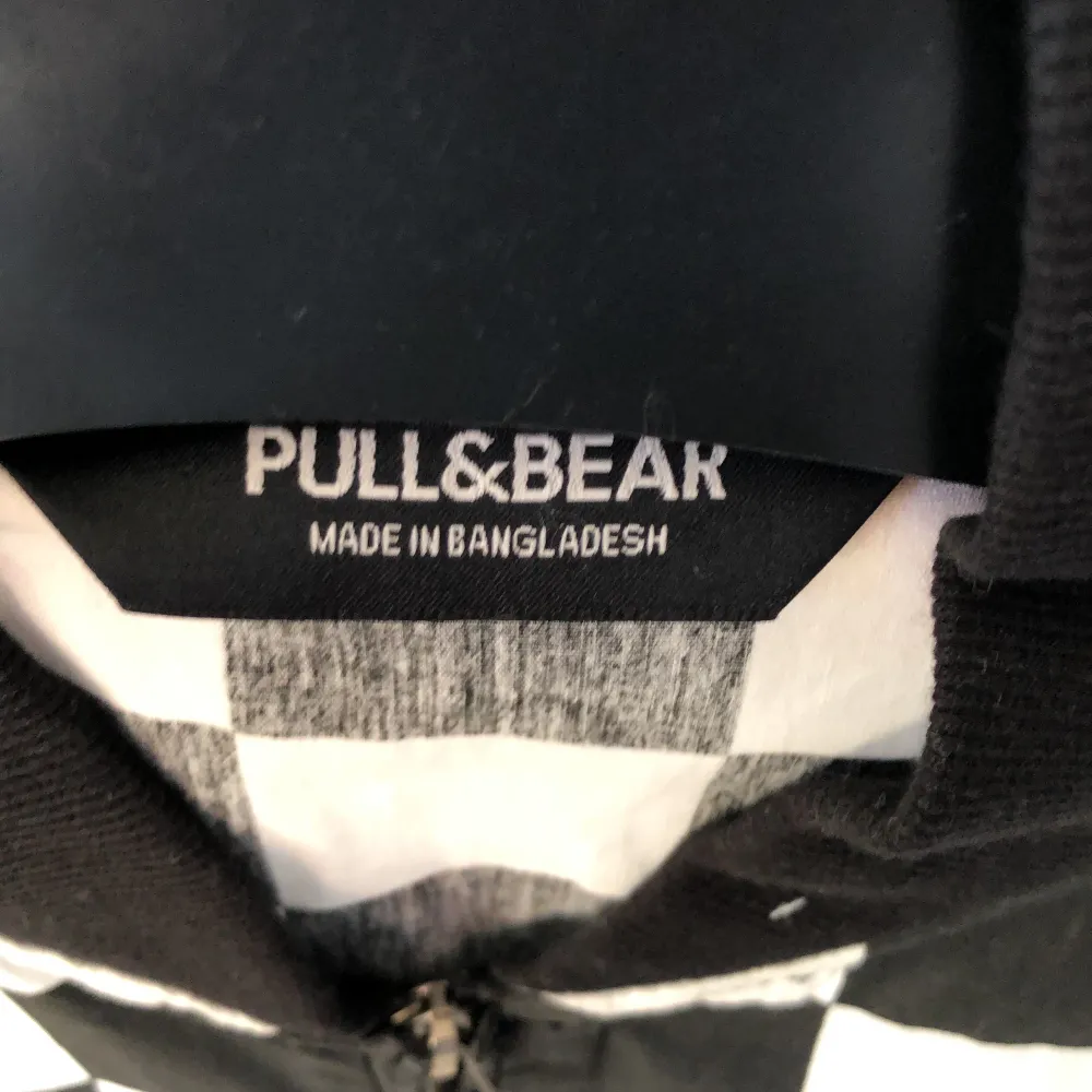Pull&Bear overshirt, kvalitet 9/10. Har använts få antal gånger.. Tröjor & Koftor.