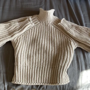 Stickad tröja - Jag säljer denna mysiga stickade tröja perfekt för alla årstider. På vintern men även på kyligare sommarkvällar. Den är oanvänd med lappen kvar och är i storlek XS men känns som en S🌟🌟, pris kan diskuteras💕💕💕