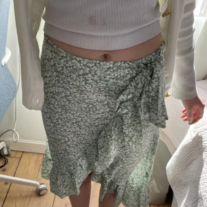  Blommig sommarkjol  - Superfin sommarkjol. Säljer den här för att den är för liten. Endast använd ett par gånger. Superbra skick. 