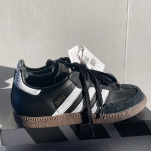 Adidas Samba - Helt nya Adidas Samba indoor skor. 💓💓💓 Tyvärr var de för små då skon var liten i storleken. Har vanligtvis 39 men dessa 39 1/3 passade ej. Skulle säga att de är en vanlig storlek 38.  Kartongen ingår. 