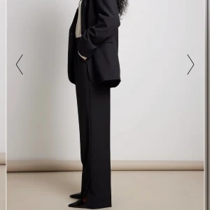 Kostymbyxor  - Svarta kostymbyxor i nyskick, endast testade. Materialet känns tyngre och lite lyxigare. 