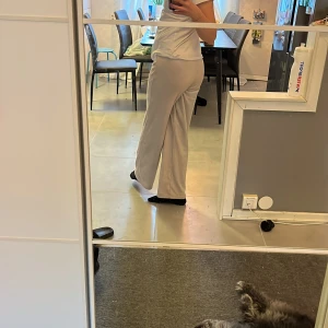 Vita juicy - Dem är fåtal använda och dem är jätte mjuka dem är äkta jag är 160 och dem passar jättebra men jag säljer dem för det kommer inte till någon användning men jätte bra 