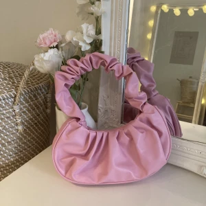 Rosa Rynkad Handväska 💖 - Superläcker rosa handväska som kan komplettera din outfit 💗