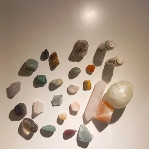 Kristaller  - Olika priser på allt. Små kristaller kostar runt 30 kr styck och stora runt 90 kr styck. 4 för 3. 