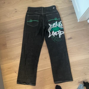 Baggy jeans med tryck  - baggy jeans najs unisex rakt över43cm inneben 81cm hela längden 108cm 