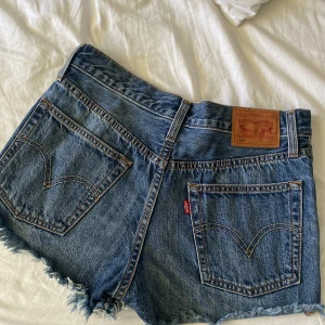 Levis shorts  - Säljer för dom inte kommit till användning på länge, dom är i storlek s  och i fint skick även om dom blivit använda💓
