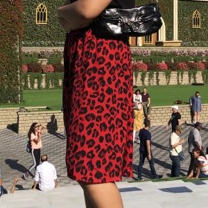 Midi kjol  - En röd midi kjol med svarta prickar. Storlek M/38. Som referens är jag 159cm 😊