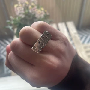 maria nilsdotter ring - en jättefin maria ring som jag inte änvänder så mycket kan även ta emot byten av andra maria smycken eller grejer i samma pris kategori ❤️