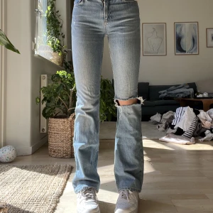 Gina jeans! - Säljer ett par blåa jeans, kommer från Ginatricot. Använt 4-5 gånger men i ett bra skick. Tvättar innan jag postar, nypris 500kr.