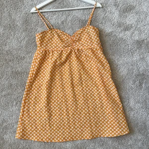 Gullig klänning - Så söt klänning från H&M, skriv för fler bilder eller frågor❤️säljer för 150kr