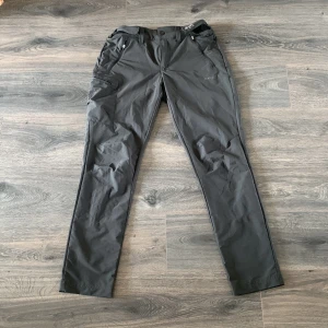 Vandringsbyxor - Gråa vandringsbyxor från Bergans of Norway.  Strl M.