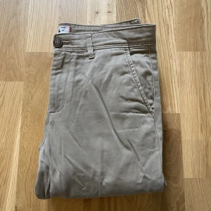 Chinos Jack and Jones - Chinos från Jack and Jones i bra skick. Storlek 28 32.
