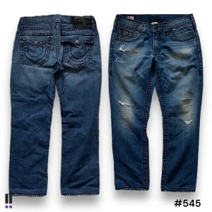 True Religion Jeans 545 - 💜Model: Ricky Super T 💜Tag: 36/34 💜Waist: 44cm 💜Inseam: 72cm 💜Outseam: 102cm 💜Leg opening: 19cm 💜Flaws: distressed och tips på knäna