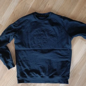 Lee Sweater svart M - Snygg Lee Sweater med utbuktande tryck enligt bild. Mkt bra skick.