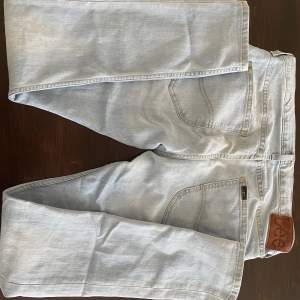 Jeans från Lee i slim fit och gott skick! Storlek W32/L32.
