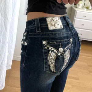 miss me jeans - använd köp nu! midja:78+stretch innerben:86, jag är 169 och w28 som referens💋några stenar som ramlat av men märks inte