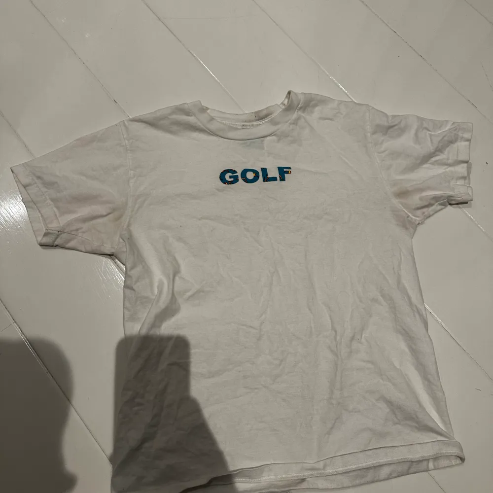 Vit Golf tshirt storlek S. Finns några fläckar sånt som händer med vita kläder. . T-shirts.
