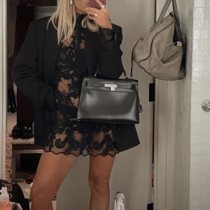 H&M Studio-klänning - Intressekoll för denna superfina klänning från H&M studio. Man kan ha den som på bilden eller med en tillhörande underklänning i marinblå. Mer bilder på förfrågan! Nypris: 2500:-