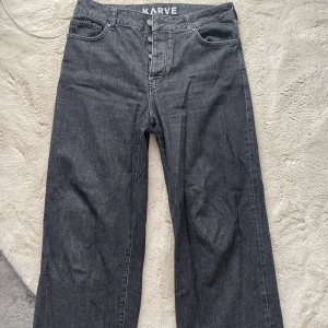 Jeansbyxor - Breda i benen jeansbyxor, köpta på Carlings för 800kr. Priset kan diskuteras!