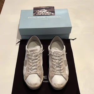 Philippe model skor - Säljer mina Philippe model skor som bara är 3 månader gamla i 9-10 skick nypris 3559. Innersulorna är oanvända för jag använde andra sulor. Storlek 45 fast passar som 46 i Nike skor.